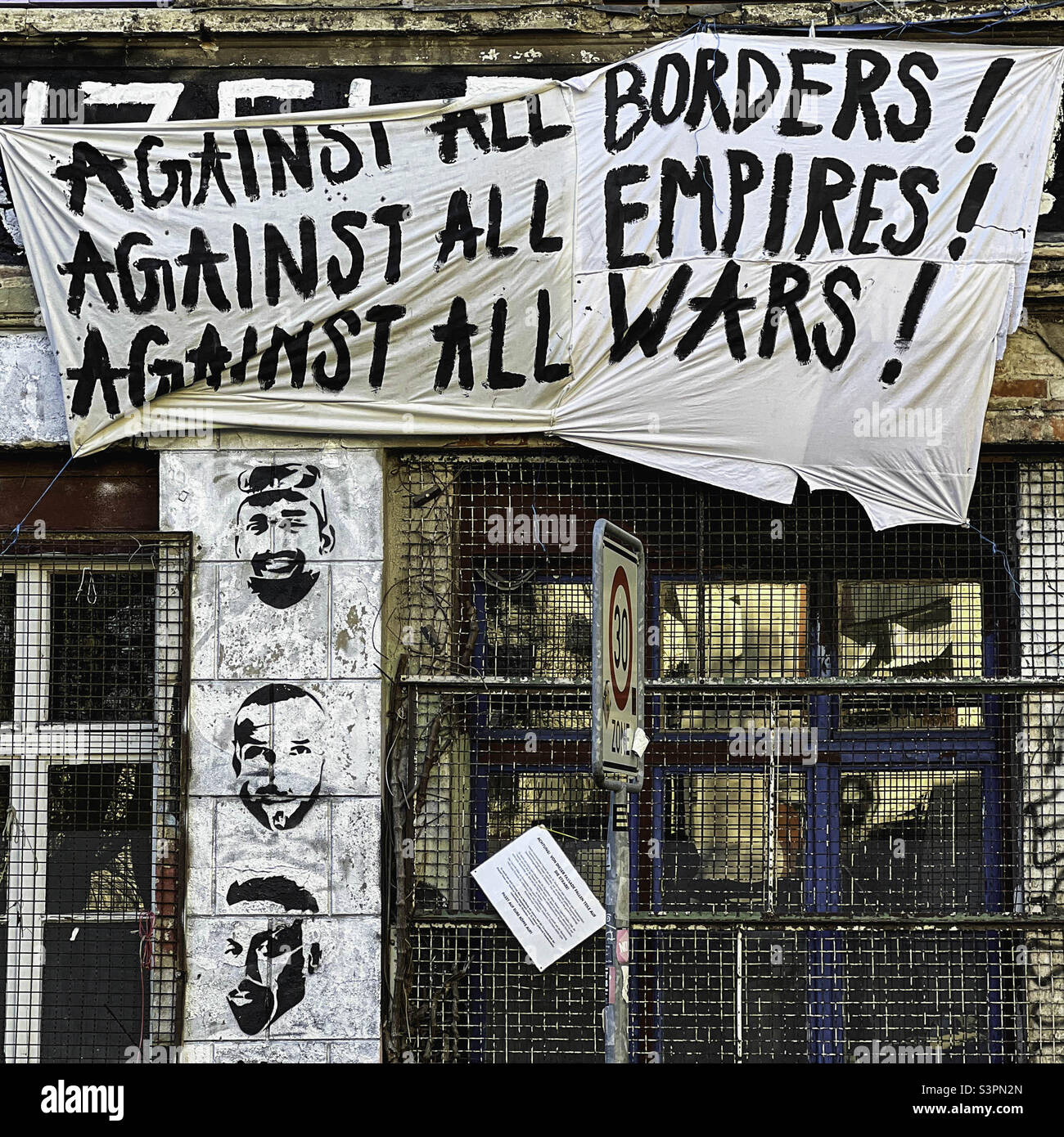 Bannière anti-guerre sur le vieux bâtiment de squat lors de l'invasion russe de l'Ukraine - Linienstrasse 206, Mitte, Berlin, Allemagne Banque D'Images