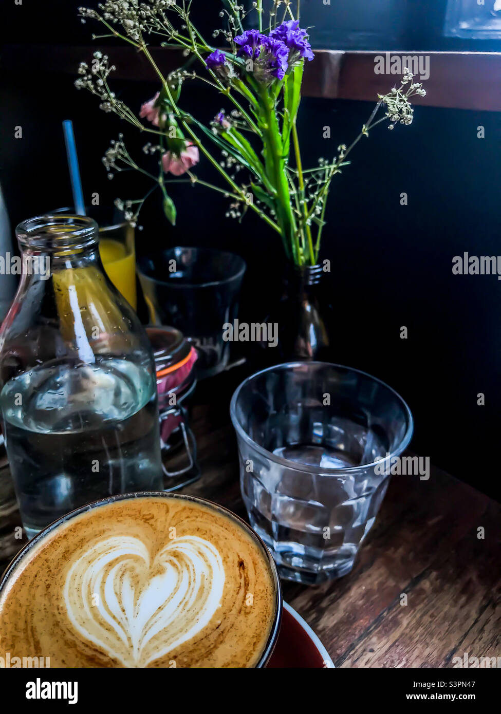 Cappuccino dans un café - Image de stock capturée avec un smartphone