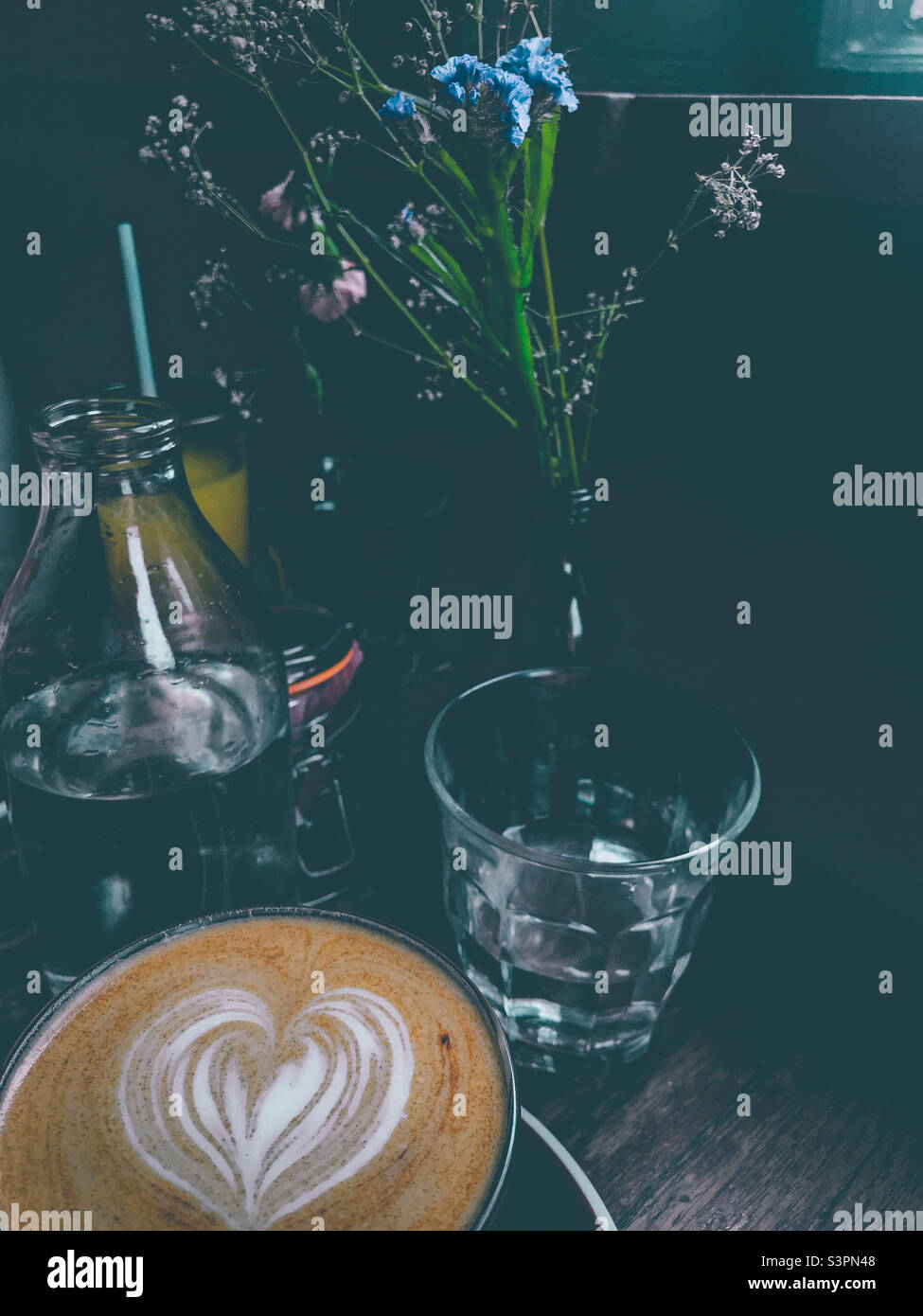 Cappuccino dans un café - Image de stock capturée avec un smartphone