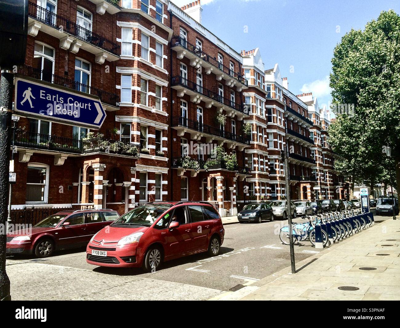 Bloc manoir d'époque sur Earls court Road, Londres, Royaume-Uni à partir de 2014 - Image de stock capturée avec un smartphone