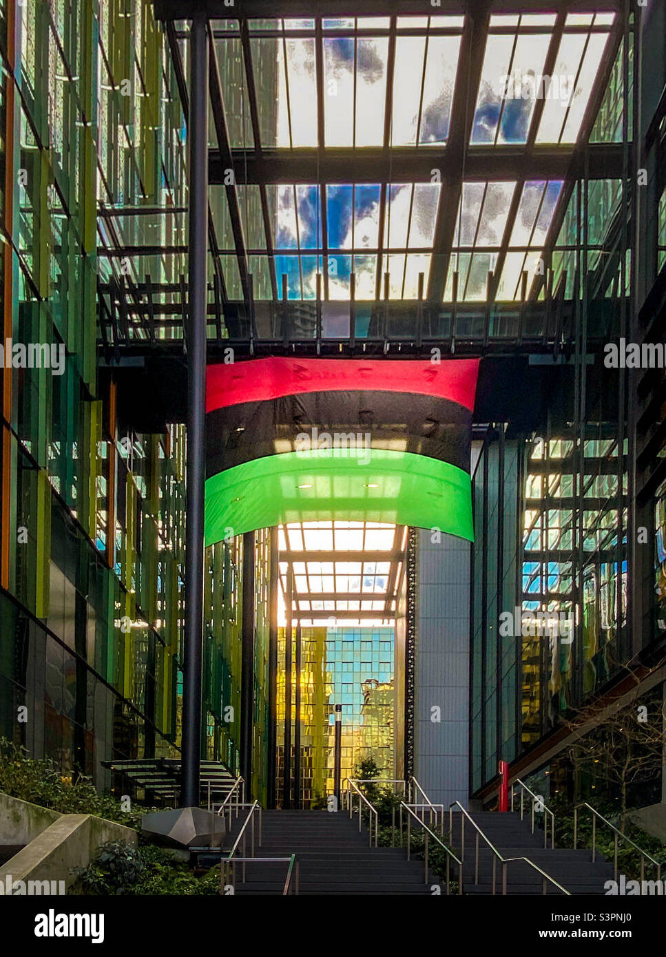 Le drapeau Black Lives Matter est hissé entre le Doppler et les Meeting Center Towers au siège de l'Amazone à Seattle, Washington Banque D'Images