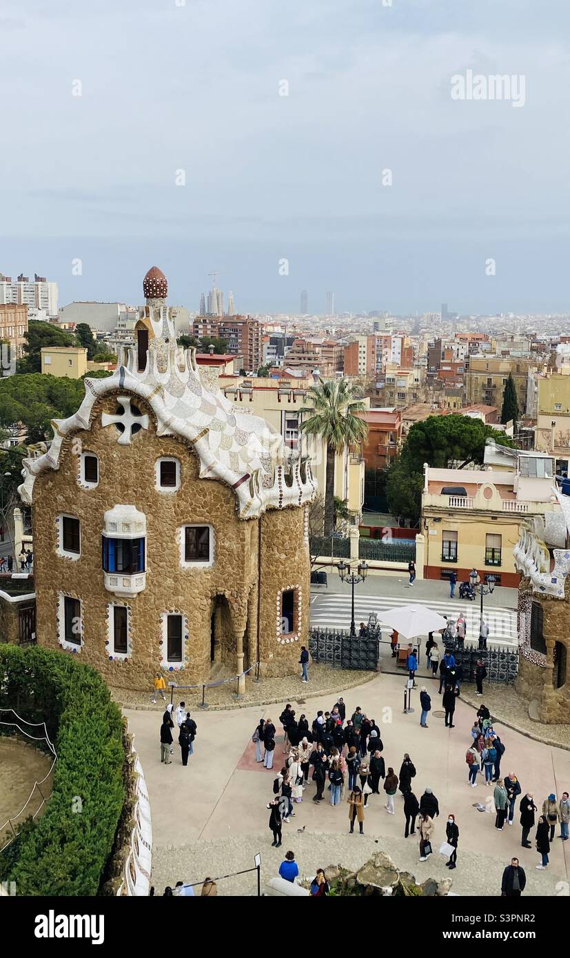 Vue sur Barcelone depuis la place du Parc Güell, Barcelone, Catalunya, Espagne, Europe. Mars 2022 - Image de stock capturée avec un smartphone