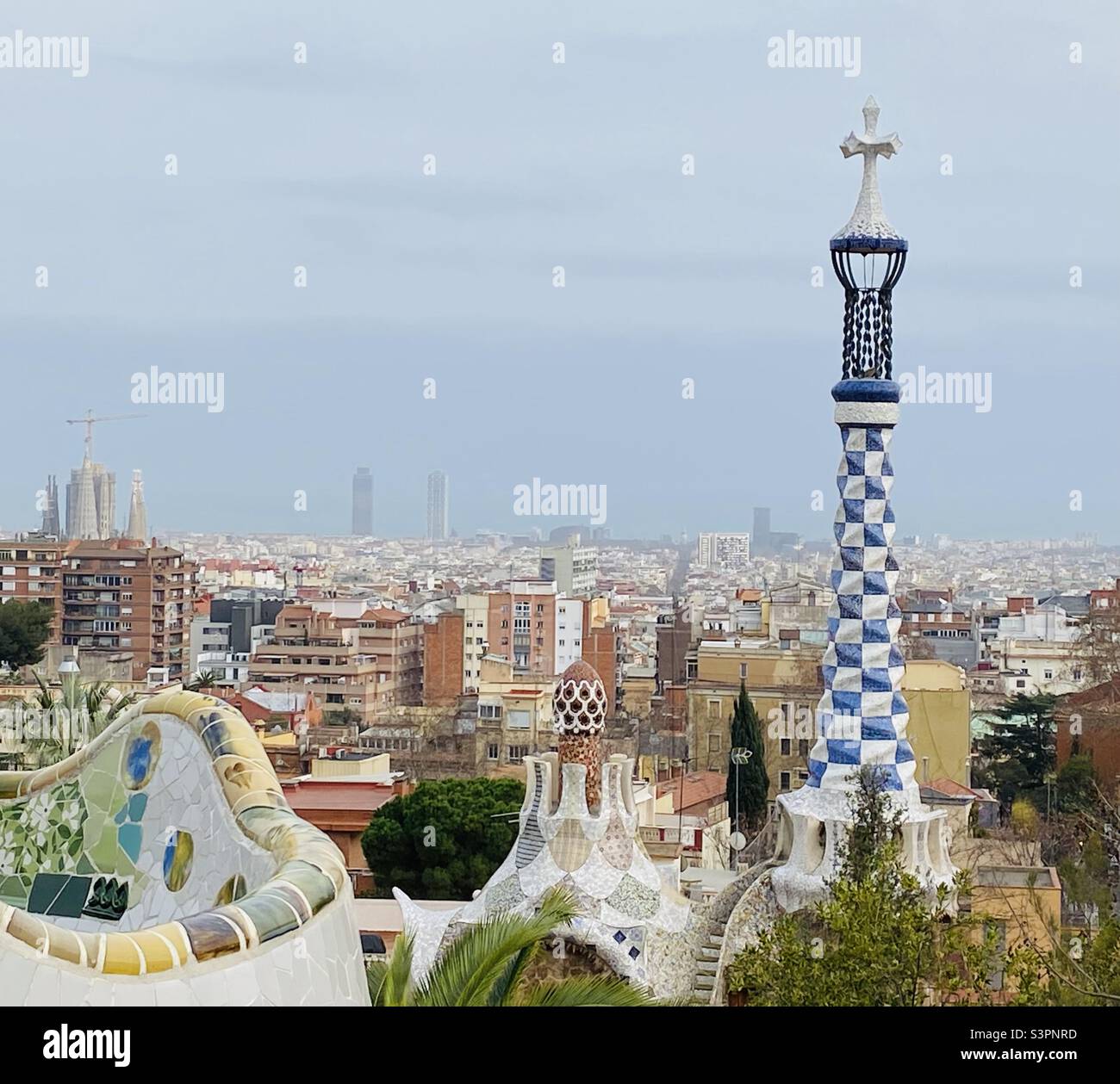 Vue sur la Maison des champignons et la ville de Barcelone, Catalogne, Espagne, depuis la place du Parc Güell, près du banc du serpent. Mars 2022. - Image de stock capturée avec un smartphone