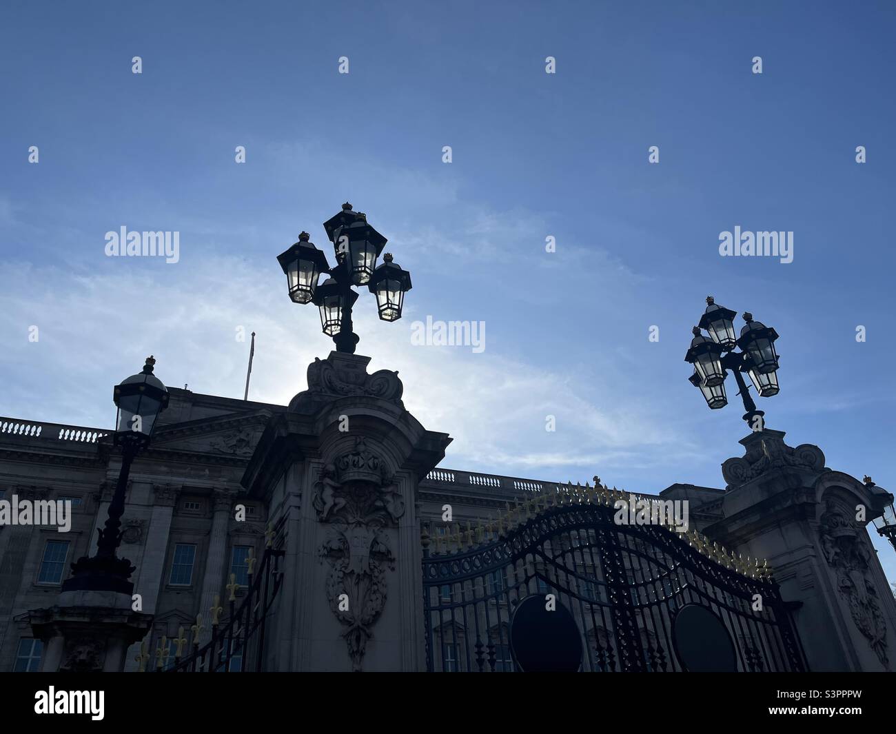 Siluotte de lampes et de portes à l'extérieur de Buckingham Palace à Londres Banque D'Images