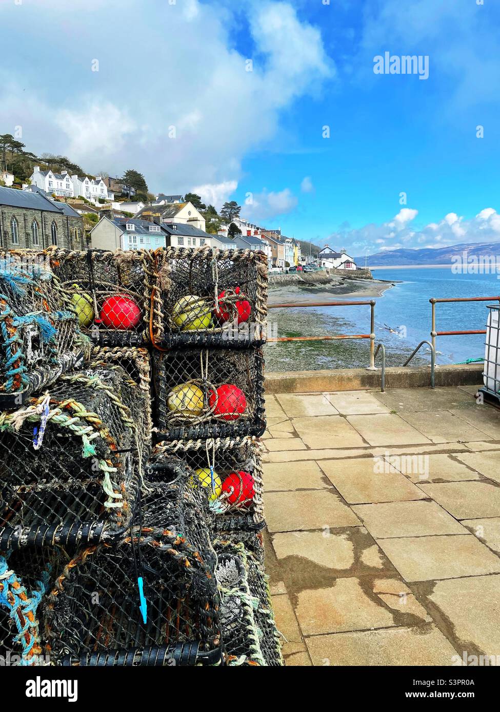 Pots de homard et de crabe sur la jetée/quai à Aberdovey, Gwynedd, au nord du pays de Galles, avril. Banque D'Images