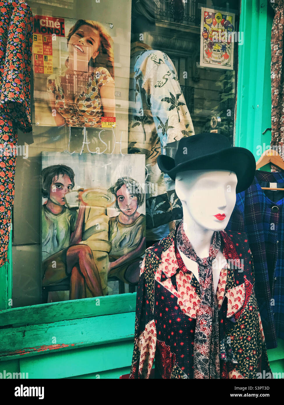 Un magasin de vêtements vintage typique à Paris, France Banque D'Images