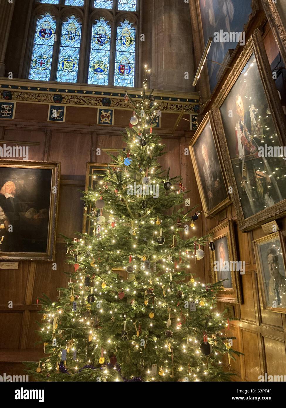 Arbre de Noël à Christchurch College Université d'Oxford. La salle Harry Potter Banque D'Images