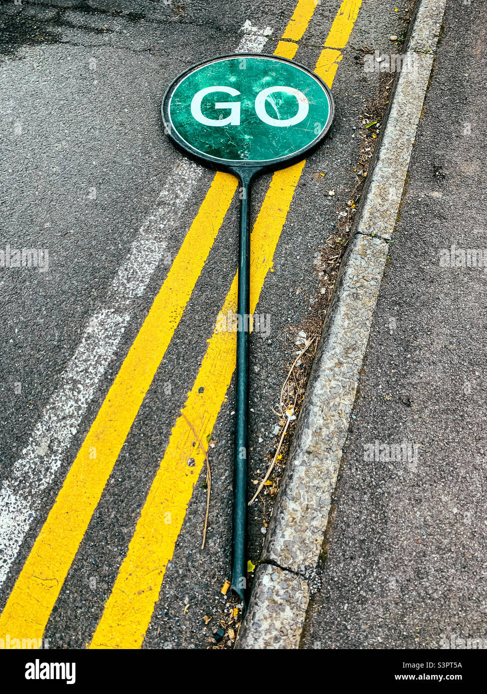 Panneau stop Go sur route - Image de stock capturée avec un smartphone