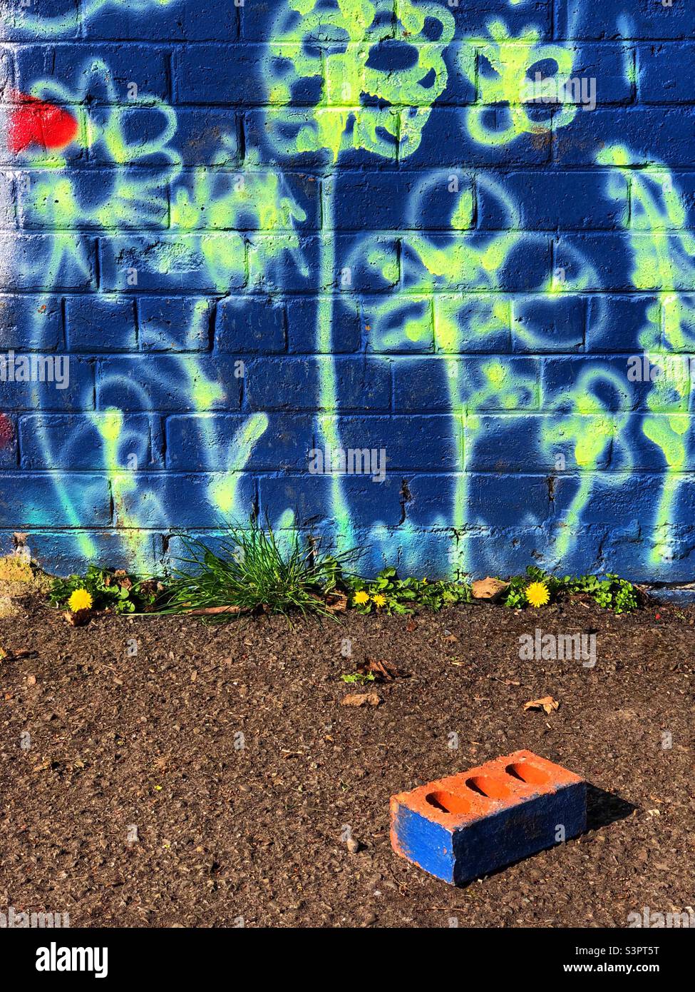 Extérieur recouvert de graffitis et brique bleue - Image de stock capturée avec un smartphone