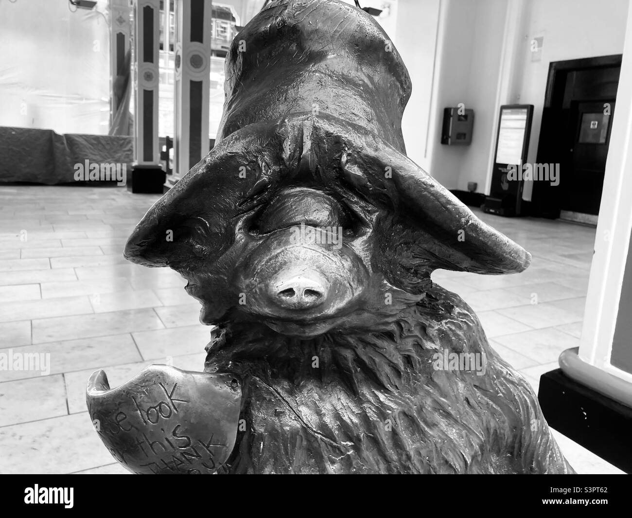 Paddington Bear Sculpture, gare de Paddington, Londres Banque D'Images