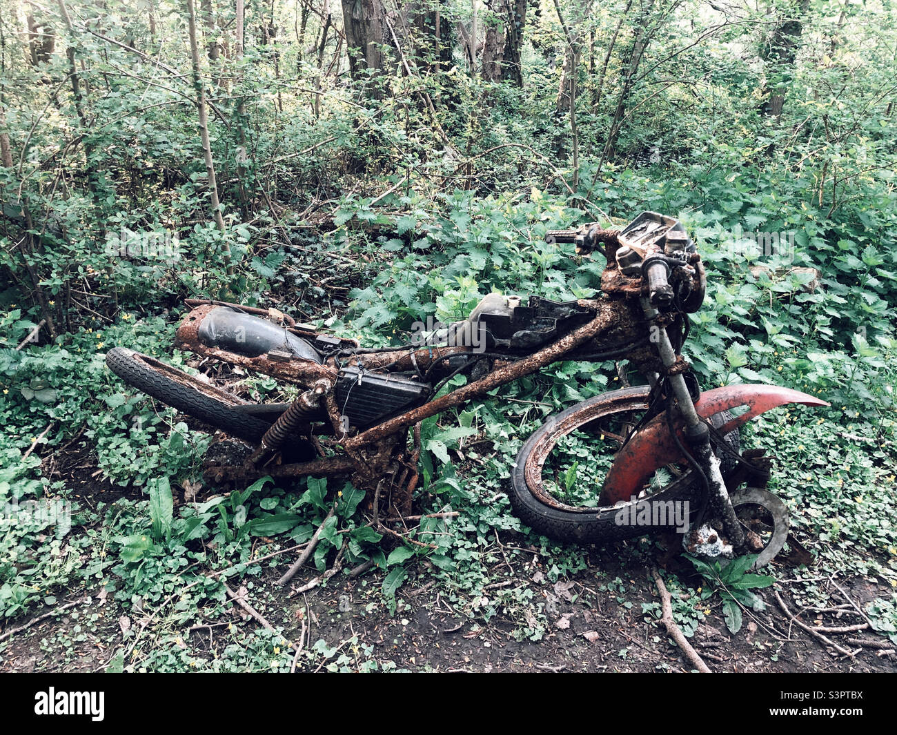 Moto abandonnée en décades Banque D'Images