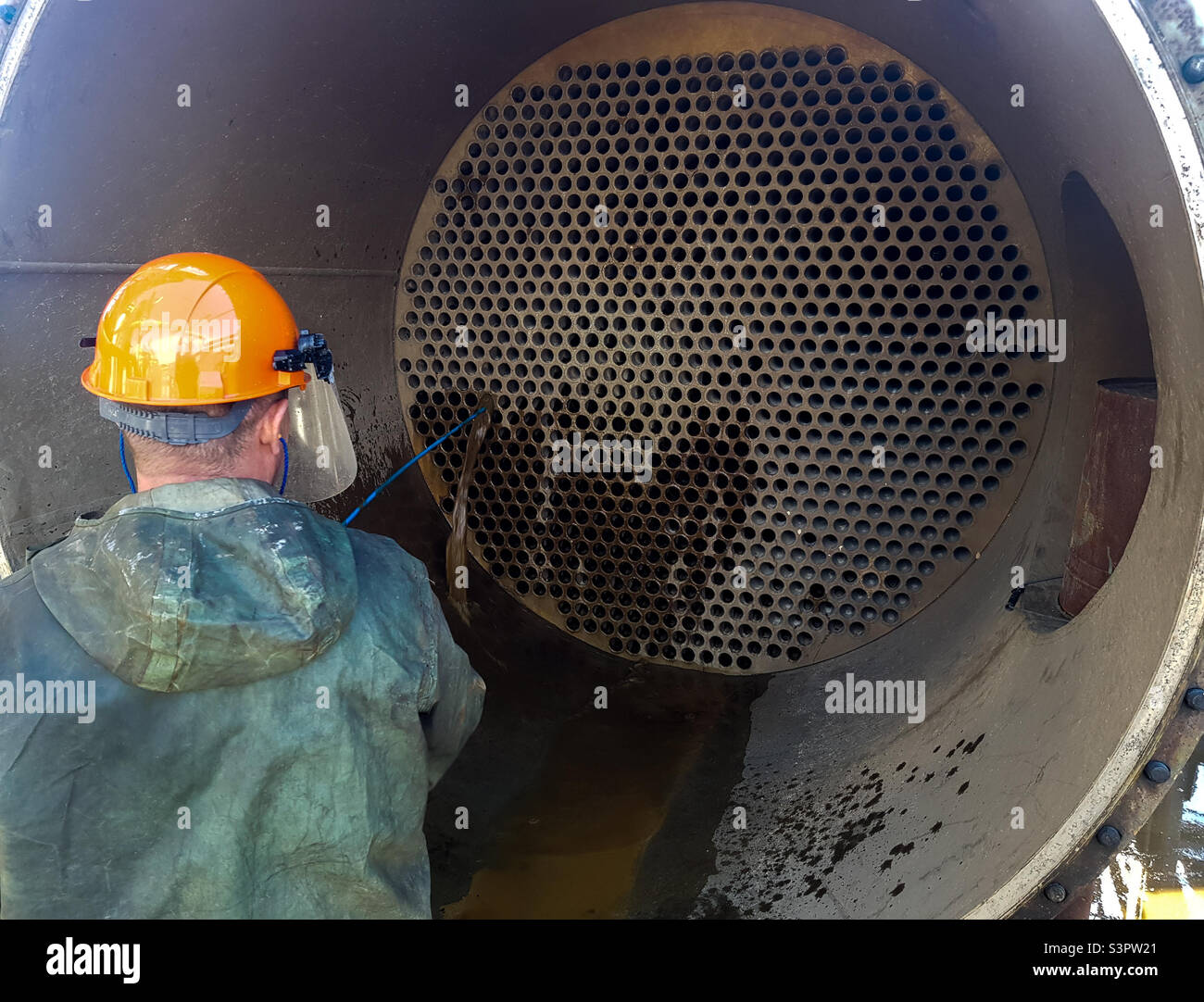 Nettoyage de l'équipement d'échange thermique avec un groupe hydraulique haute pression. Lavage de l'échangeur de chaleur de la coque et du tube - Image de stock capturée avec un smartphone