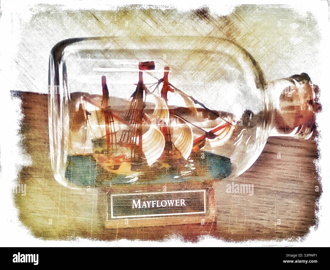Petit bateau miniature en bouteille, avec le pèlerin Mayflower. Les effets grunge ont été ajoutés numériquement via l'application IOS Grungetastic. Banque D'Images