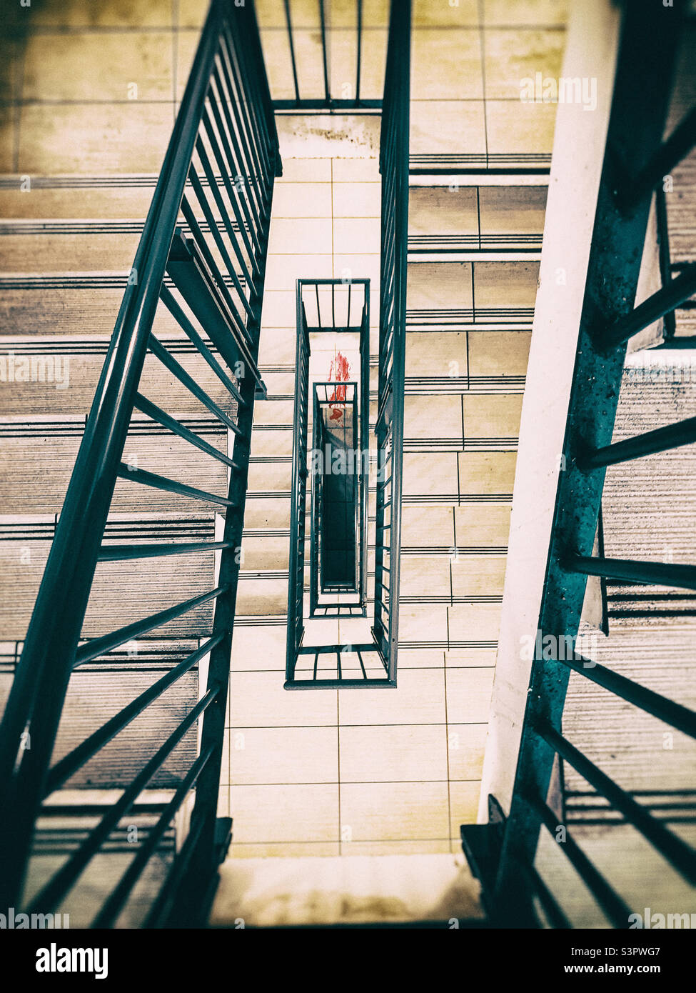 Sang au bas d'un escalier - Image de stock capturée avec un smartphone