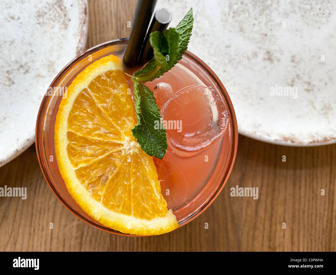 Cocktail de pamplemousse avec une tranche d'orange et de menthe. Cocktail avec glace et pailles Banque D'Images