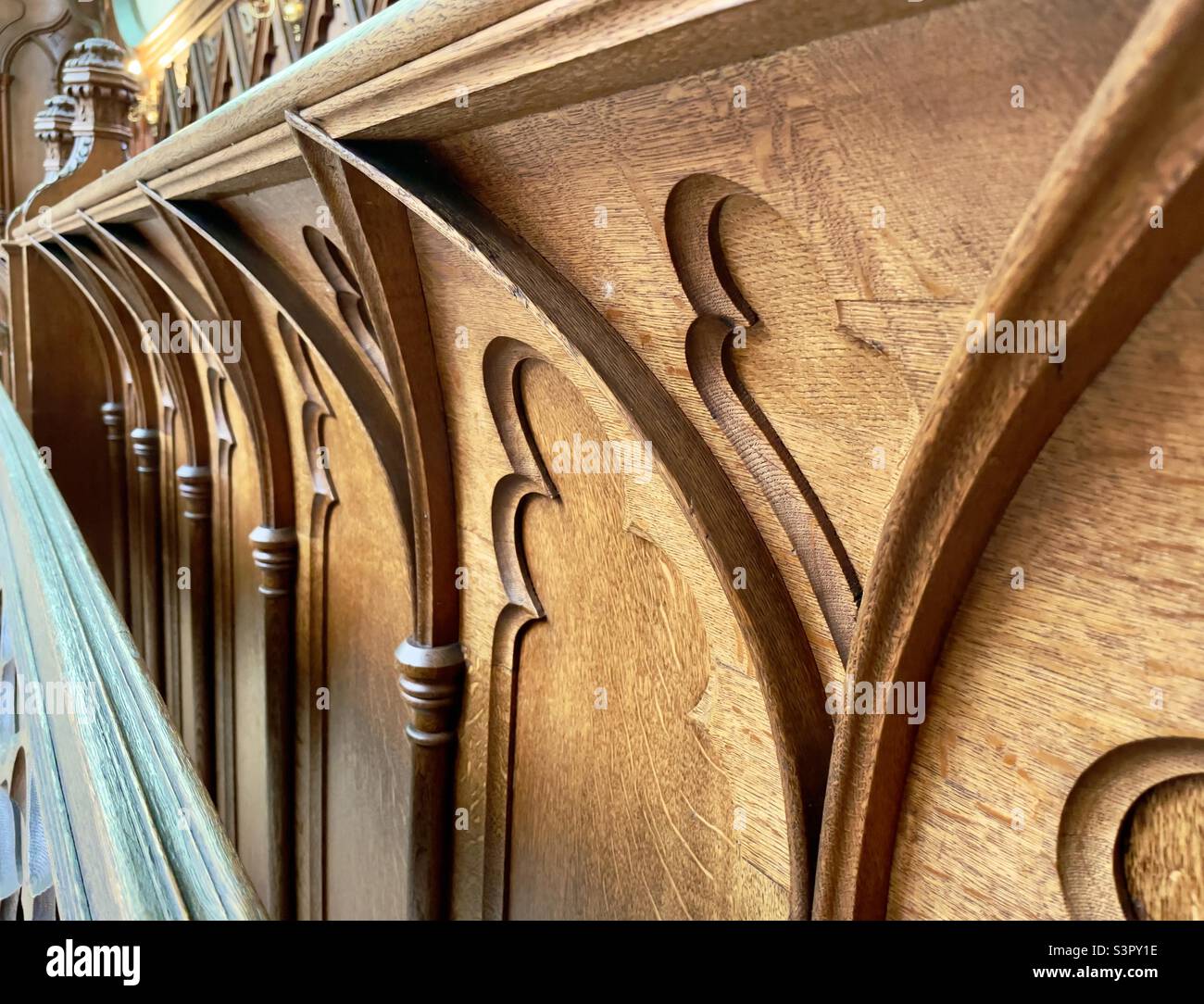 Un détail de la façade en chêne sculpté du chœur se trouve dans la chapelle du château de Hartlebury Banque D'Images