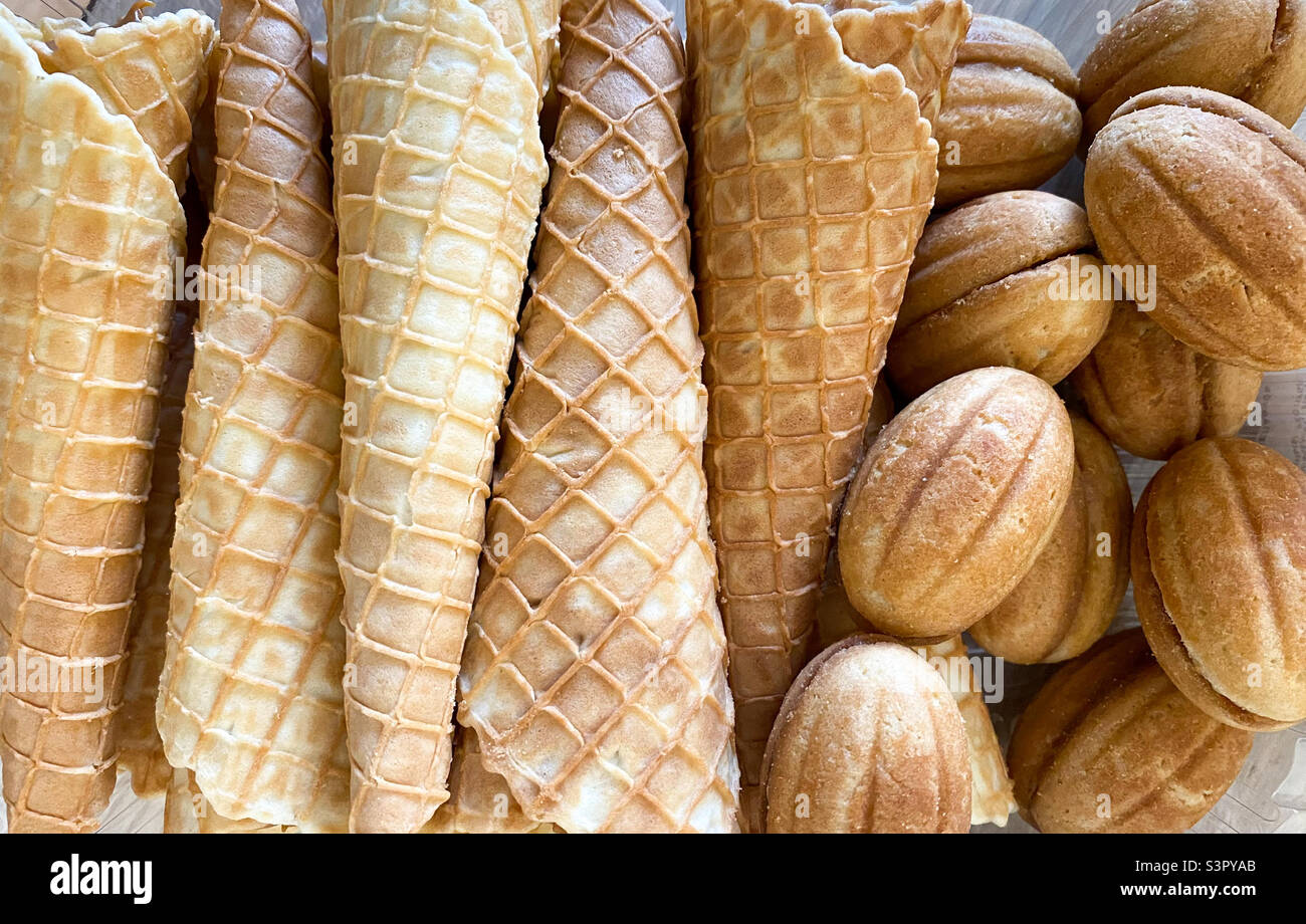 Gaufres avec tube et noix avec lait condensé en gros plan. Délicieux dessert au lait condensé Banque D'Images