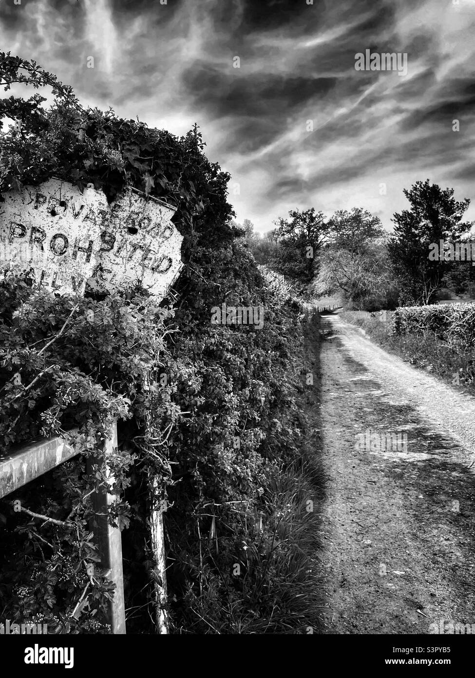 Route privée - aucun véhicule n'est autorisé. Panneau d'avertissement sur une route de campagne. Banque D'Images