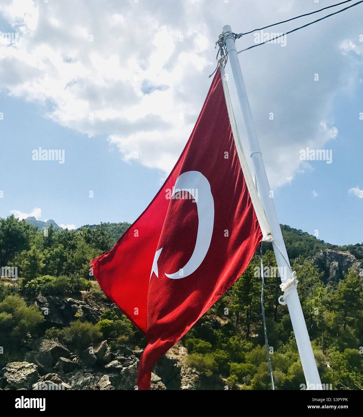 Le drapeau turc - un drapeau rouge avec une étoile blanche et un croissant. Banque D'Images