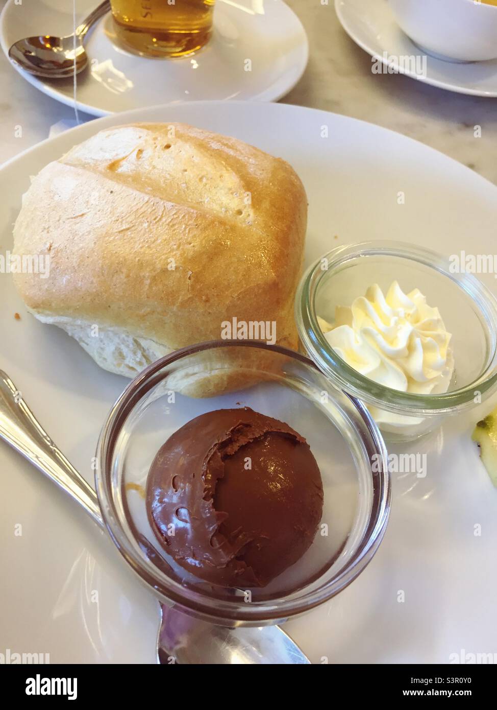 Petit déjeuner avec pain, crème au chocolat et beurre Banque D'Images