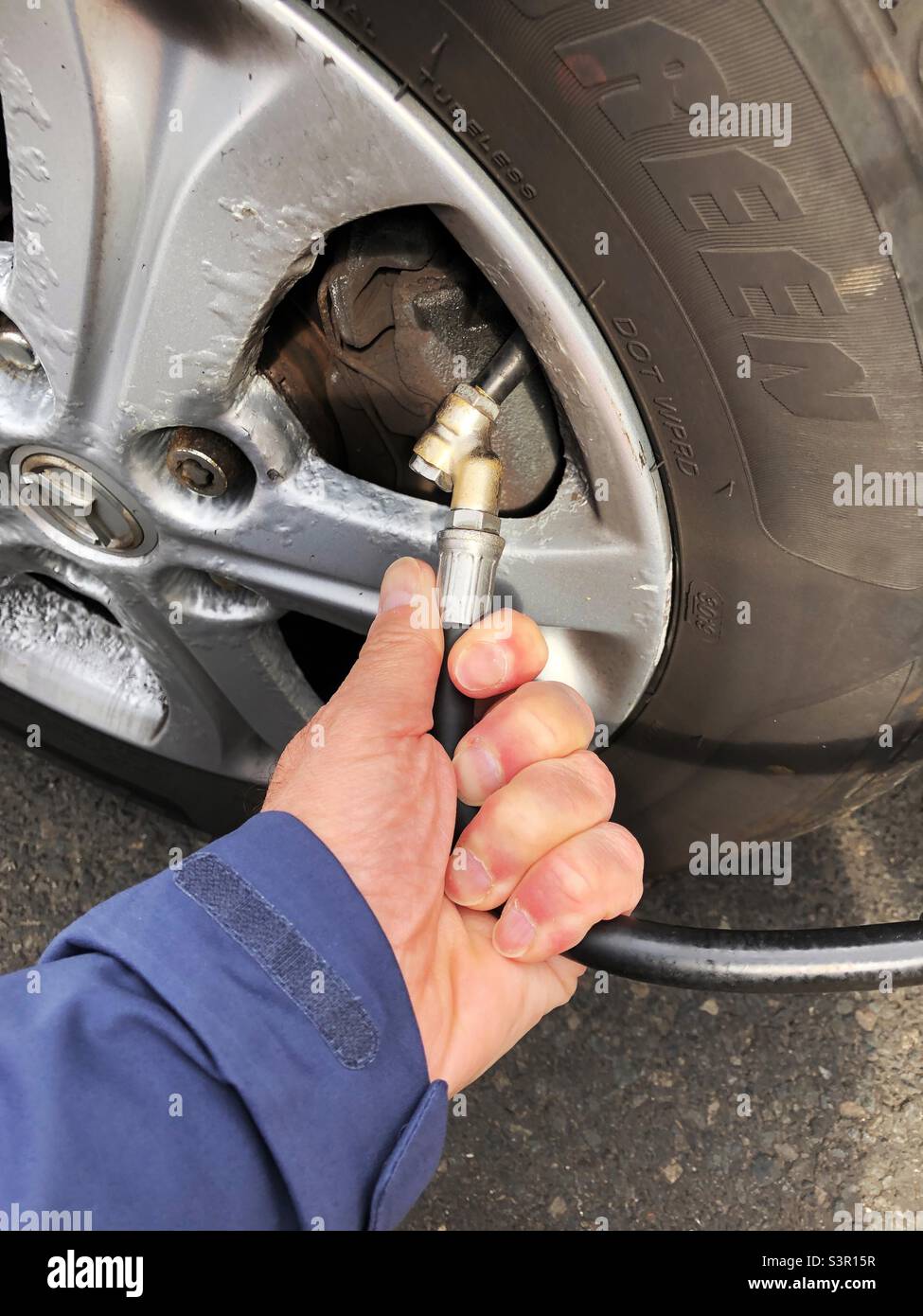 Gonfler un pneu de voiture - Image de stock capturée avec un smartphone