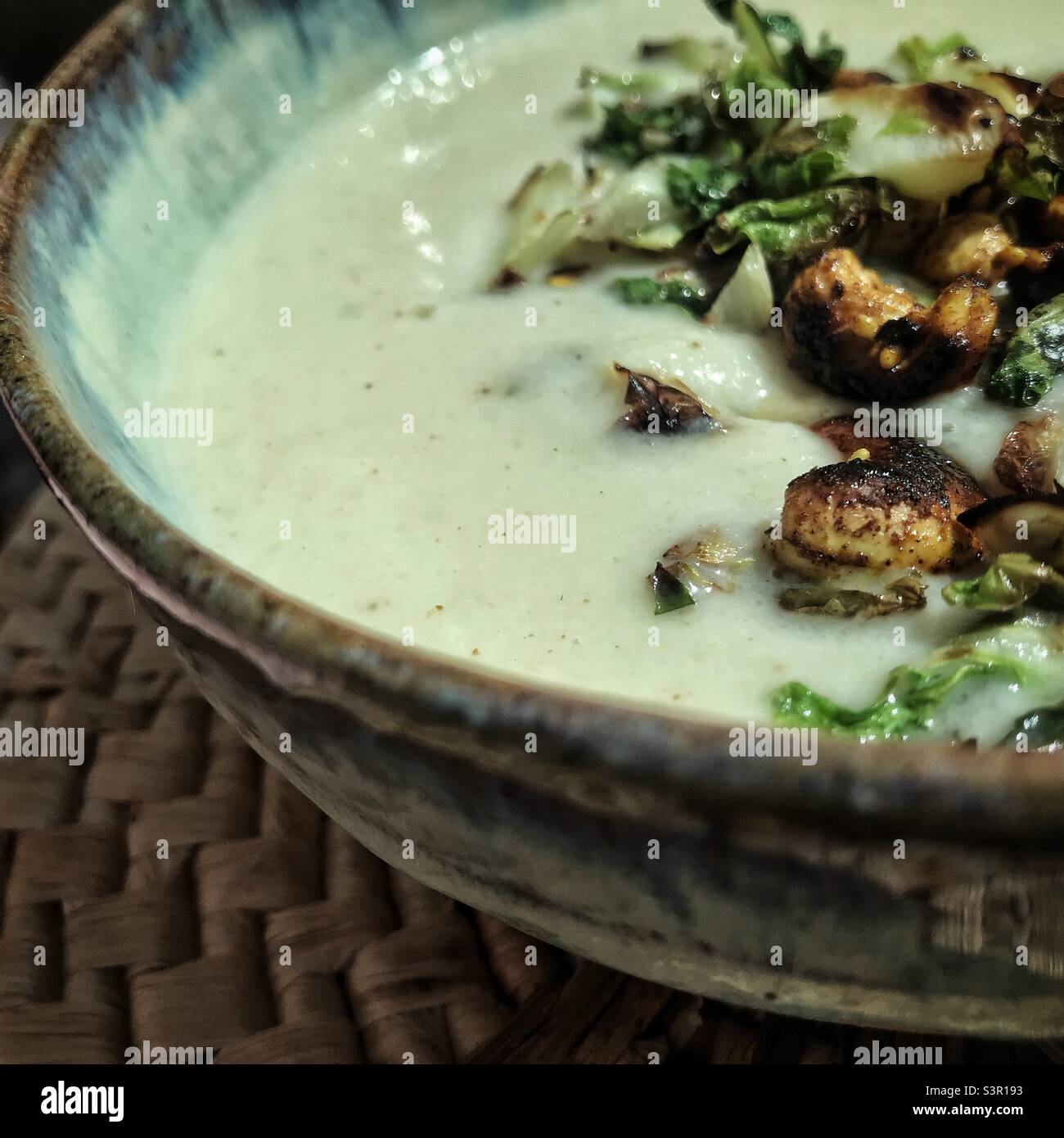 Soupe de chou-fleur avec noix de cajou Banque D'Images Soupe de chou-fleur avec noix de cajou Banque D'Images