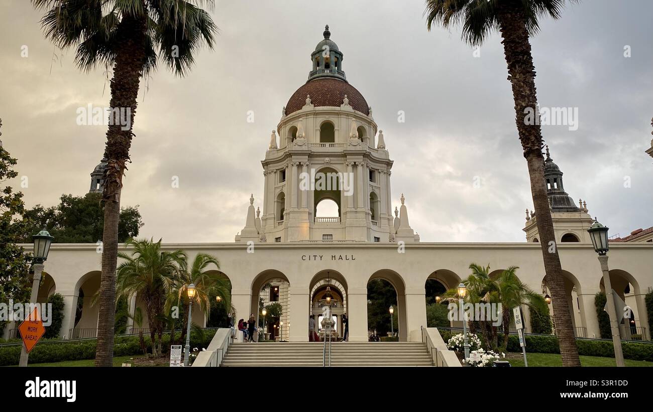 PASADENA, CA, 2021 MAI : Hôtel de ville de Pasadena en fin d'après-midi, palmiers bordant les escaliers jusqu'à l'entrée, nuages au-dessus - Image de stock capturée avec un smartphone