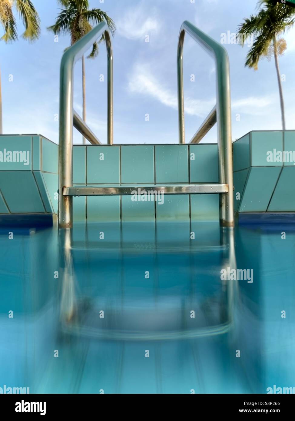 Échelle de piscine avec mouvement d'eau - Image de stock capturée avec un smartphone