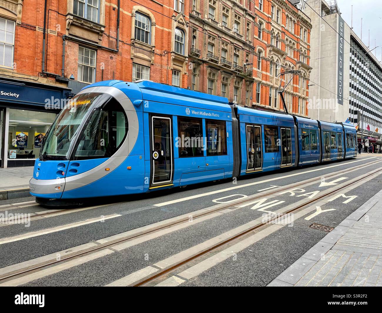 West Midlands Metro tram, Corporation Street, Birmingham, Royaume-Uni - Image de stock capturée avec un smartphone