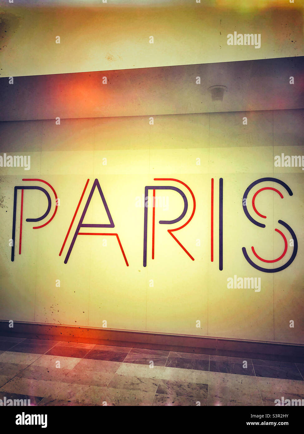 Le grand panneau Paris à l'aéroport Charles de Gaulle - Image de stock capturée avec un smartphone