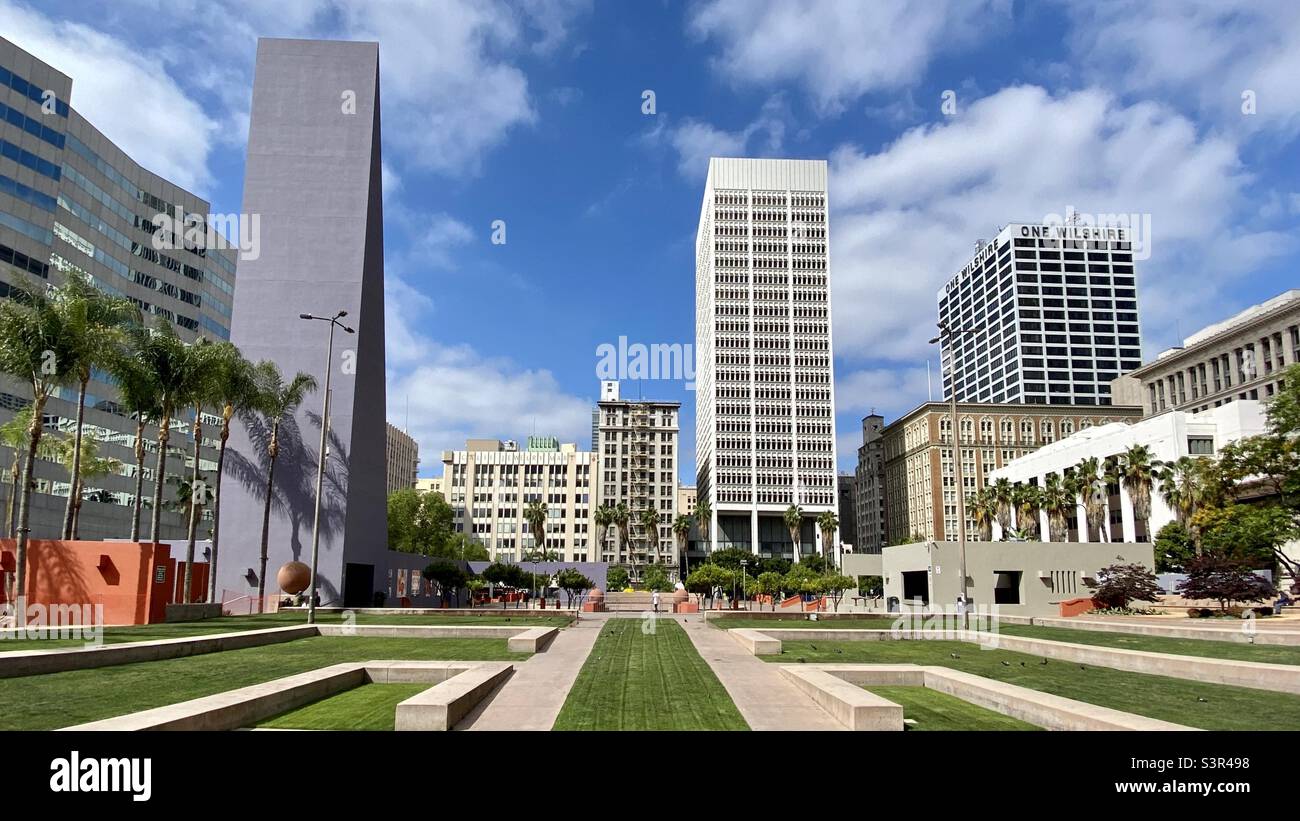 LOS ANGELES, CA, JUIN 2021 : vue vers le sud sur Pershing Square, parc public avec de l'herbe fraîchement moulée en premier plan, au centre-ville Banque D'Images