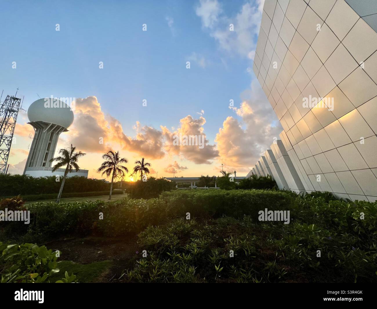 Lever du soleil à l'aéroport international de Cancun. Une belle journée commence. Banque D'Images