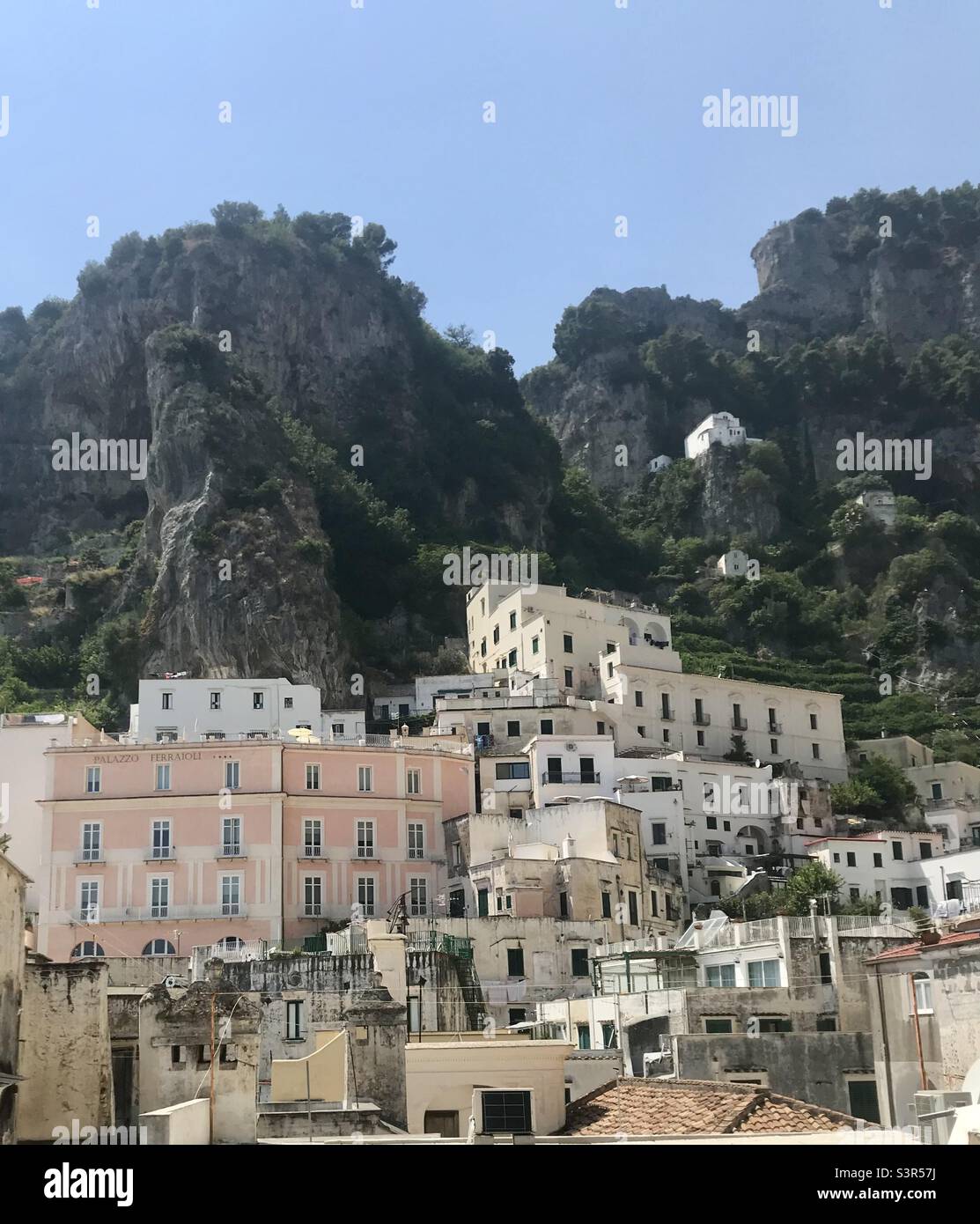 La partie supérieure et les montagnes au-dessus d'Atrani Italie. - Image de stock capturée avec un smartphone