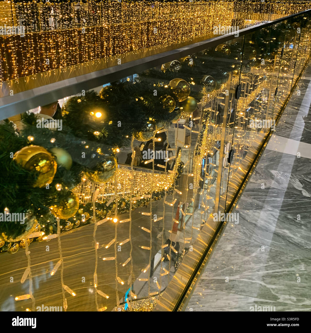Décembre 2021, détail des lumières des fêtes aux magasins et restaurants de Hudson yards, Hudson yards, Midtown Manhattan, New York, New York, États-Unis - Image de stock capturée avec un smartphone