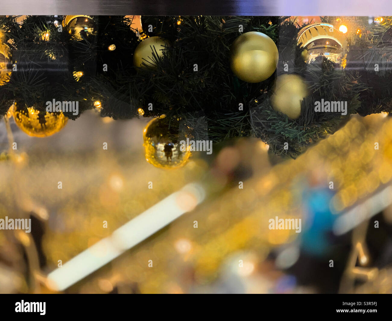 Décembre 2021, détail des décorations et des lumières de vacances dans les magasins et restaurants de Hudson yards, Hudson yards, Midtown Manhattan, New York, New York, États-Unis - Image de stock capturée avec un smartphone
