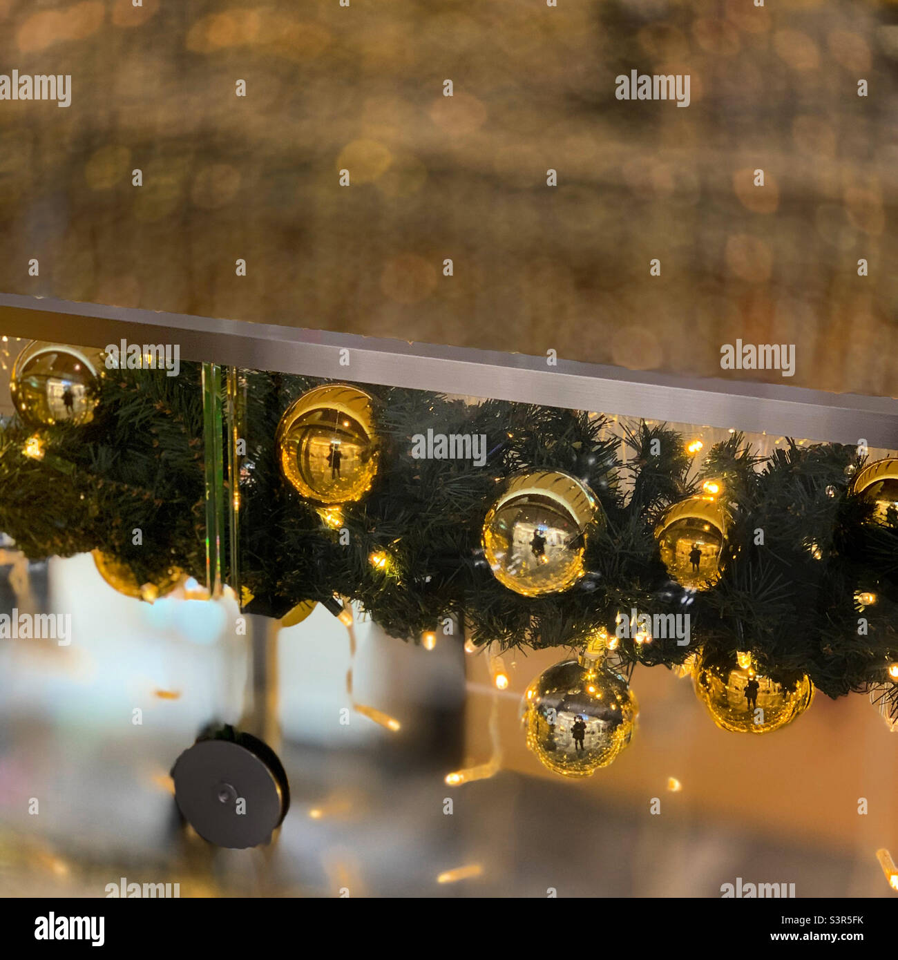 Décembre 2021, détail des décorations et des lumières de vacances dans les magasins et restaurants de Hudson yards, Hudson yards, Midtown Manhattan, New York, New York, États-Unis - Image de stock capturée avec un smartphone