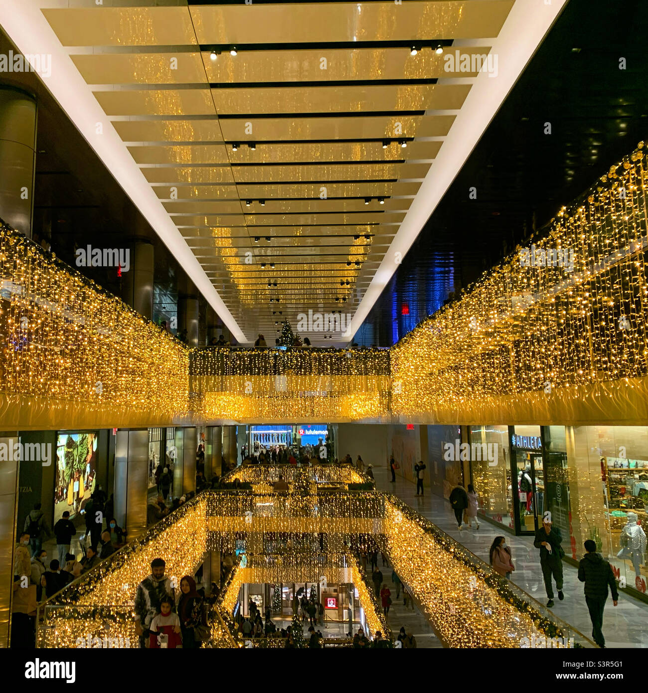 Décembre 2021, lumières de vacances aux magasins et restaurants de Hudson yards, Hudson yards, Midtown Manhattan, New York, New York, États-Unis - Image de stock capturée avec un smartphone