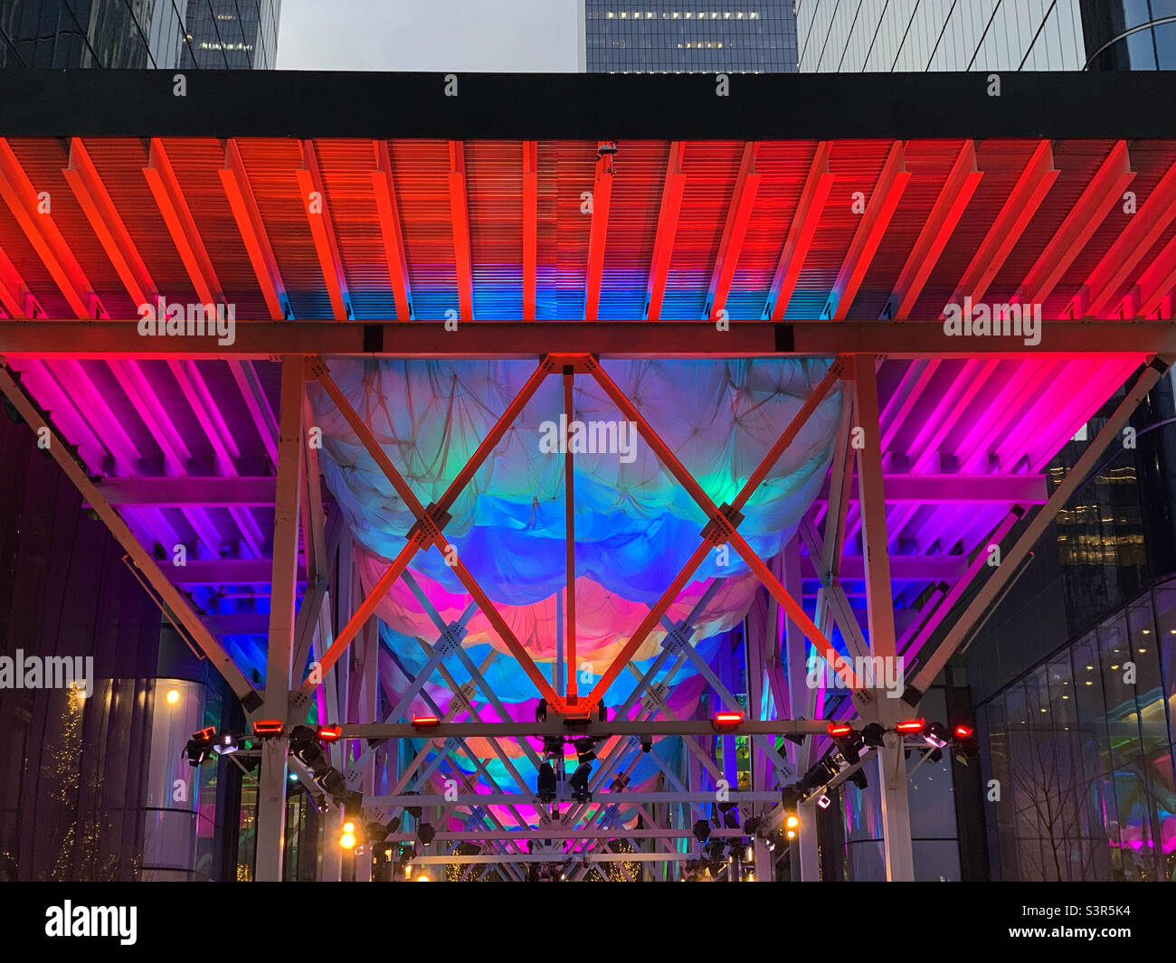 Décembre 2021, lumières au-dessus d'une entrée à Manhattan West, Hudson yards, Midtown Manhattan, New York, New York, États-Unis - Image de stock capturée avec un smartphone