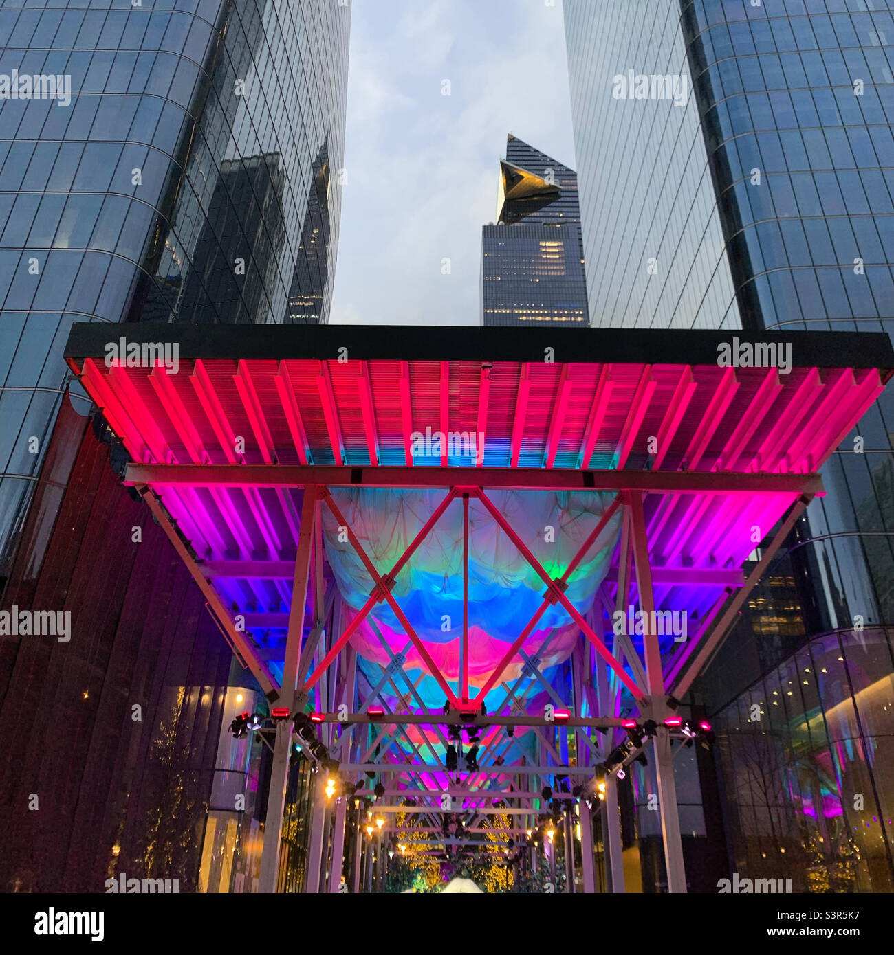 Décembre 2021, lumières au-dessus d'une entrée à Manhattan West, Hudson yards, Midtown Manhattan, New York, New York, États-Unis - Image de stock capturée avec un smartphone