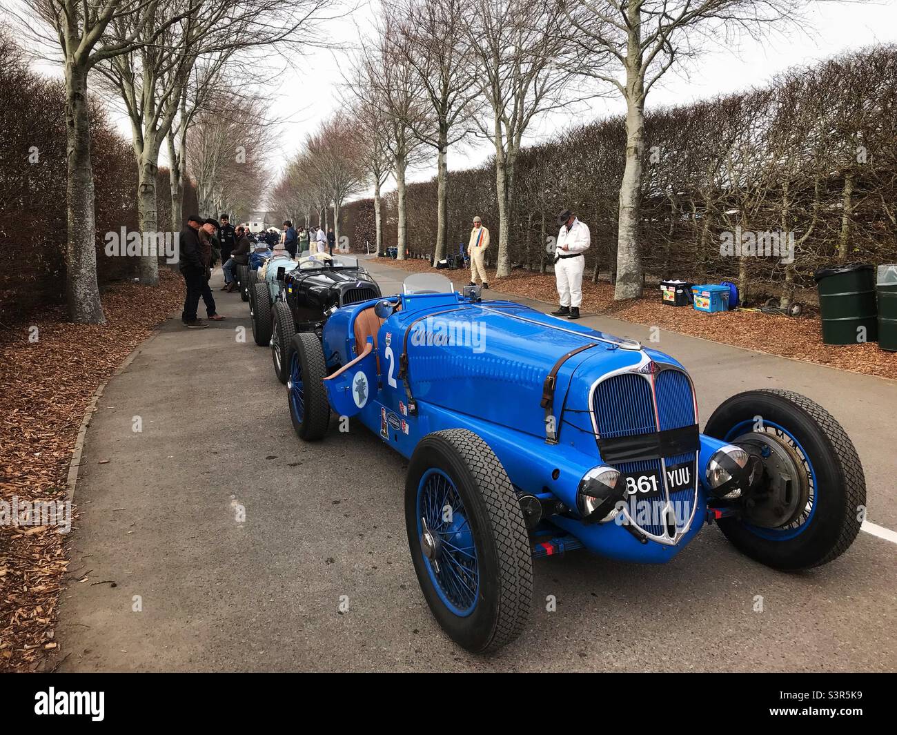 Une voiture de course vintage Delahaye attend d'aller sur la piste à Goodwood pour la réunion des membres de 79th. Banque D'Images