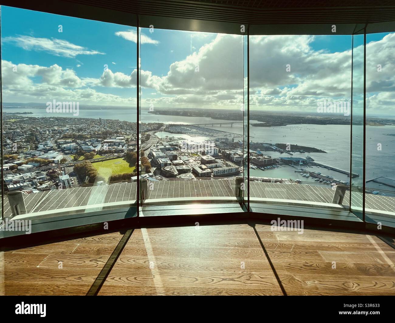 Vue sur Auckland depuis le 51st étage de la tour Sky d'Auckland, Nouvelle-Zélande, 2022. Banque D'Images