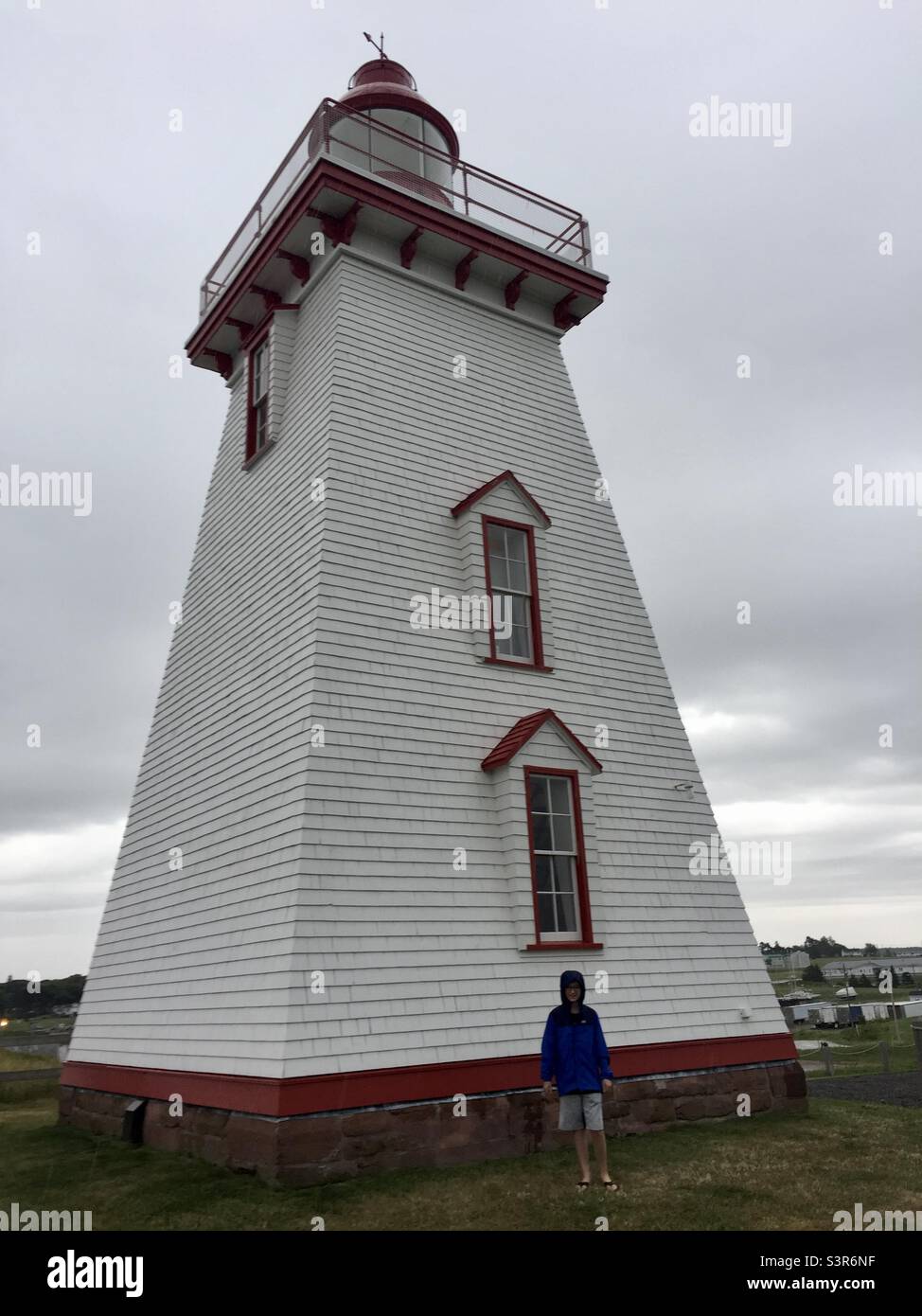 Phare à souris, Î.-P.-É., par une journée pluvieux. - Image de stock capturée avec un smartphone