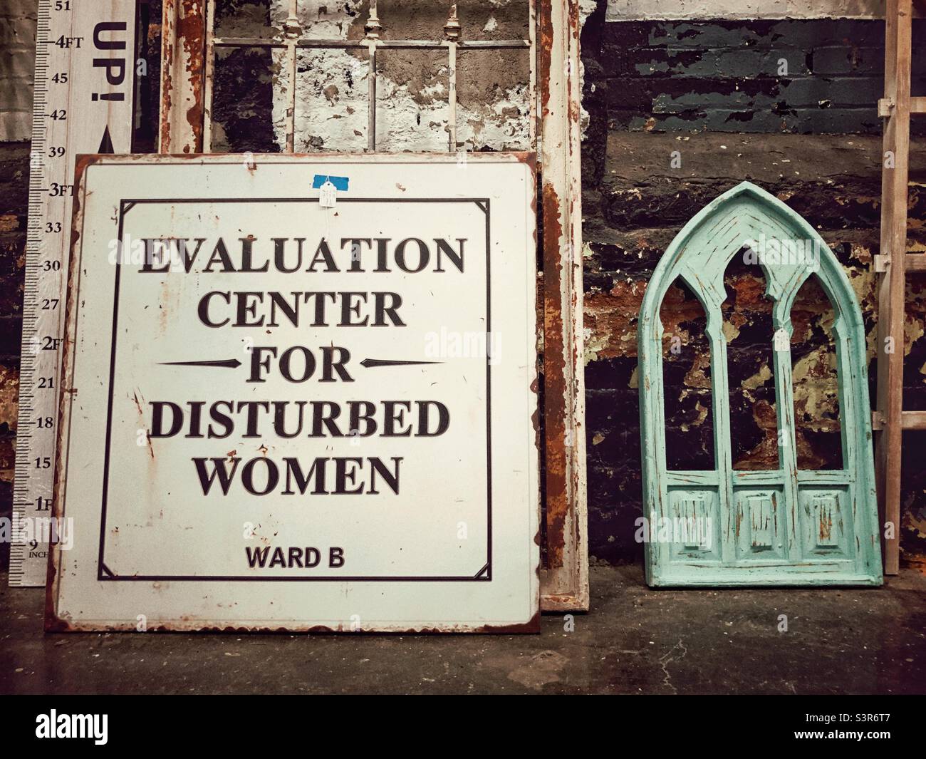 “Centre d’évaluation des femmes perturbées quartier B” -panneau et arche décorative visible dans un centre commercial d’antiquités Banque D'Images