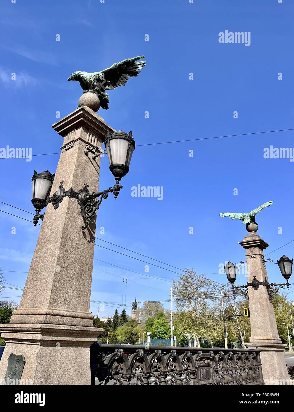 Statues d’aigle en fonte au pont de l’aigle à Sofia, en Bulgarie, en Europe et dans les Balkans Banque D'Images