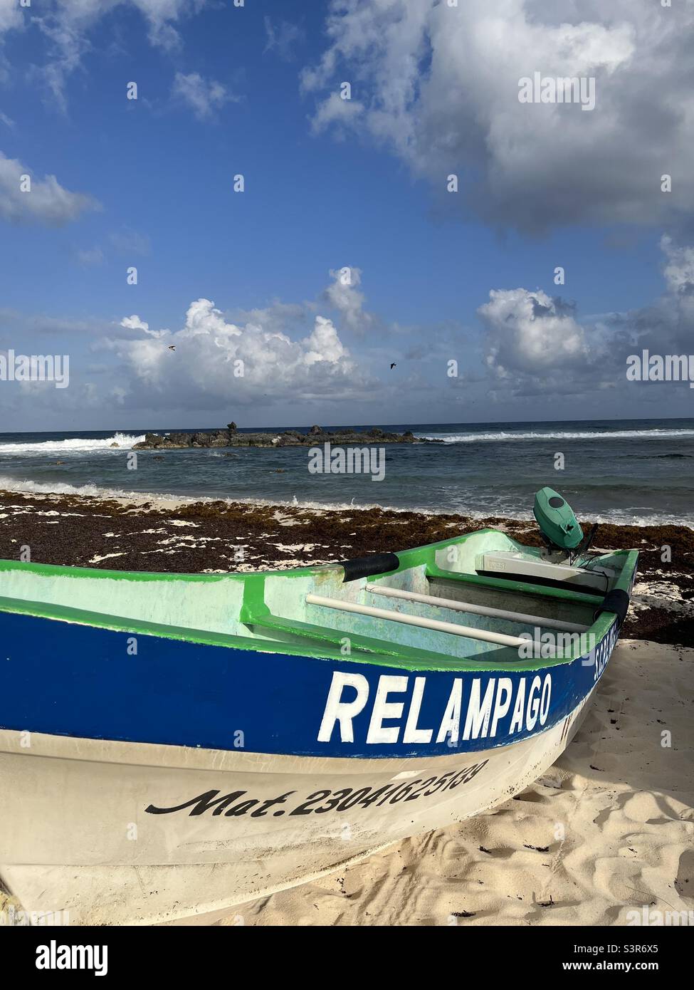 Blue Boat sur la plage, Cozumel, Mexique - Image de stock capturée avec un smartphone