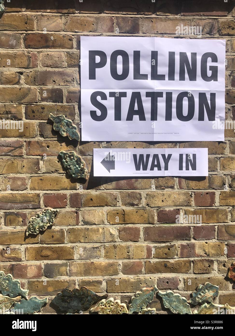 05/05/2022 Londres Angleterre. Des élections locales ont lieu en Angleterre. Un panneau du bureau de vote à Hanwell West London Banque D'Images