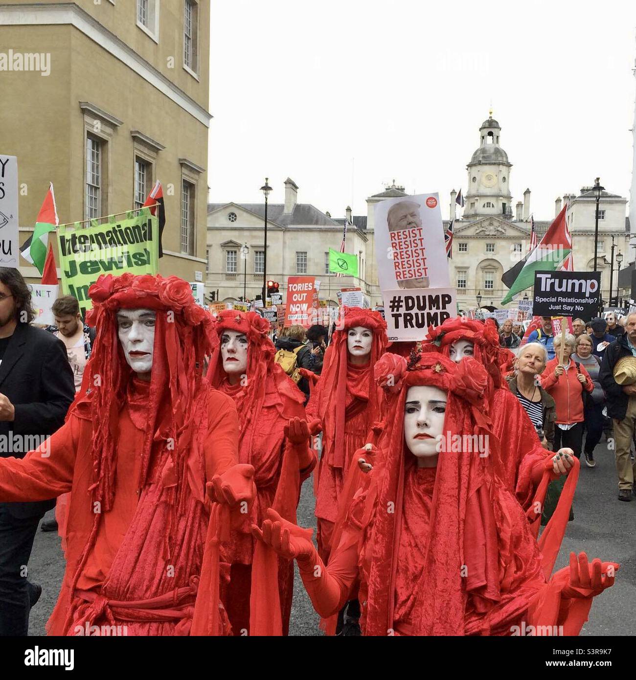 4 juin 2019 les manifestants contre Donald Trump à Londres comprennent une rébellion d'extinction et des manifestants en robed - Image de stock capturée avec un smartphone