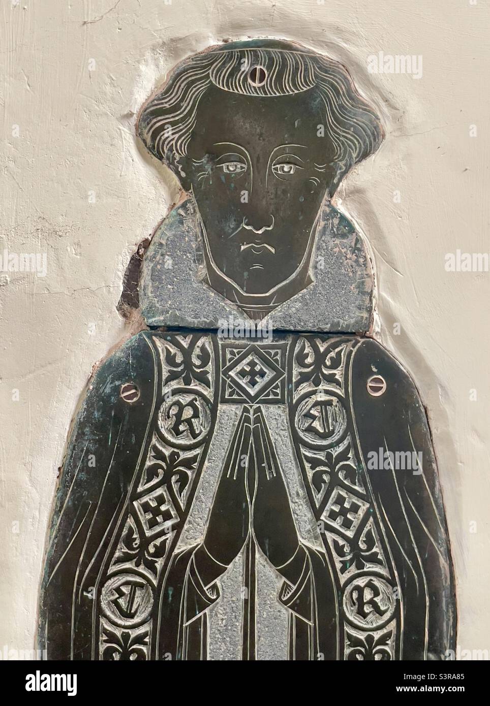 La tête et les épaules d'un mémorial en laiton à un religieux dans une église paroissiale anglaise Banque D'Images