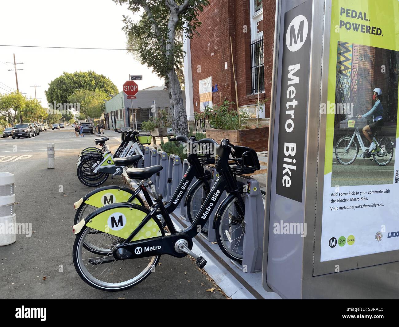 LOS ANGELES, CA, AOÛT 2021 : Station d'accueil de location de vélos Metro dans le centre-ville, faisant partie du système DE transports publics DE LA Metro Banque D'Images