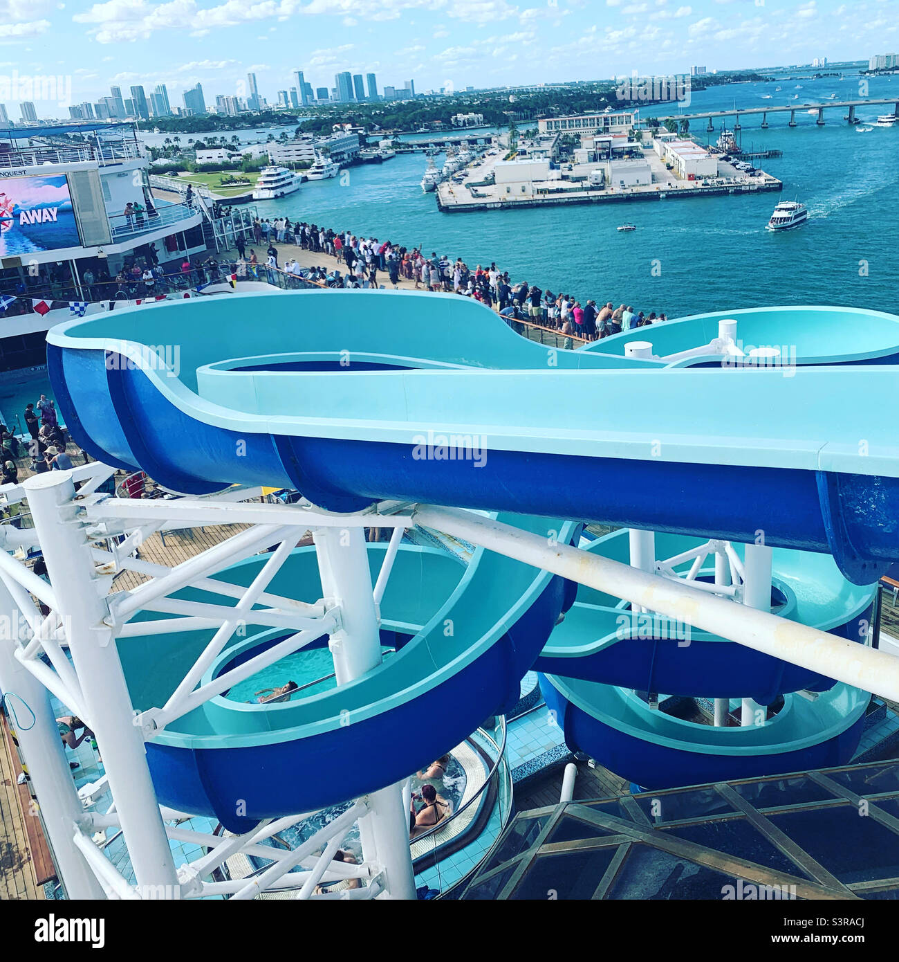 Mars 2022, vue de derrière un toboggan aquatique pendant que le bateau de  croisière Carnival Conquest quitte Miami, Floride pour une croisière aux  Bahamas Photo Stock - Alamy